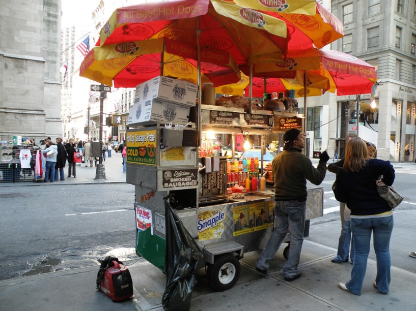Típico carrinho de hot-dog, em <a href="https://viajeaqui.abril.com.br/cidades/estados-unidos-nova-york" rel="Nova York" target="_blank">Nova York</a>