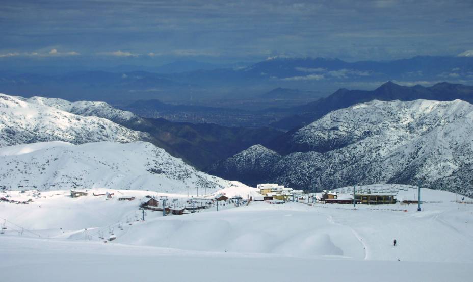 <strong>El Colorado, <a href="https://viajeaqui.abril.com.br/paises/chile" rel="Chile" target="_blank">Chile</a></strong>    Queridinha entre os chilenos durante o fim de semana, El Colorado fica colada à Farellones e, por isso, é também uma das mais antigas do Chile. O clima íntimo da estação molda toda a sua configuração. Por isso, ela é ski in/ski out, ou seja, as 18 elevações que levam às 22 pistas ficam entre as casas e hotéis da cidade