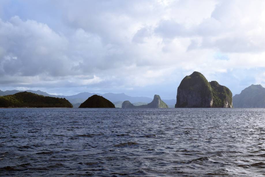 <strong>El Nido, Filipinas</strong>    Localizada em uma área de proteção ambiental, a praia é cercada por um cenário composto por um rico ecossistema. Em alto mar, há formações rochosas, por onde passam barcos – um passeio convidativo na região    <em><a href="https://www.booking.com/city/ph/el-nido.pt-br.html?aid=332455&label=viagemabril-praias-da-malasia-tailandia-indonesia-e-filipinas" rel="Veja preços de hotéis em El Nido no Booking.com" target="_blank">Veja preços de hotéis em El Nido no Booking.com</a></em>