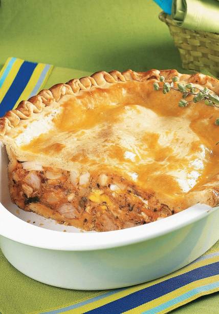 <strong>Empadão goiano </strong>Trata-se de uma massa de empada recheada com fartura. Além de frango, linguiça e ovo cozido, o empadão ganha pequi e guariroba, e costuma ser servido no formato de uma torta. <strong>Onde comer: </strong><a href="https://www.facebook.com/EmpadaDoalbertoSimplesmenteAMelhor" target="_blank" rel="noopener">Empada do Alberto</a> e Rainha da Empada (Rua 3, 322 - Mercado Central, Goiânia). <strong>Empadão goiano </strong>Trata-se de uma massa de empada recheada com fartura. Além de frango, linguiça e ovo cozido, o empadão ganha pequi e guariroba, e costuma ser servido no formato de uma torta. <strong>Onde comer: </strong><a href="https://www.facebook.com/EmpadaDoalbertoSimplesmenteAMelhor" target="_blank" rel="noopener">Empada do Alberto</a> e Rainha da Empada (Rua 3, 322 - Mercado Central, Goiânia).