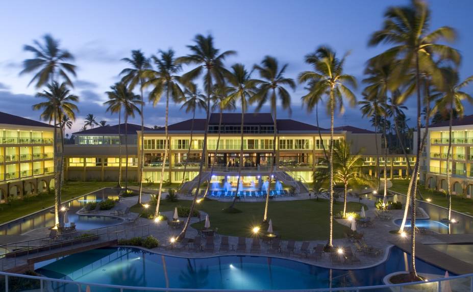 <a href="https://viajeaqui.abril.com.br/estabelecimentos/br-pe-porto-de-galinhas-hospedagem-enotel-resort-spa" rel="Enotel Resort & Spa" target="_blank"><strong>Enotel Convention & Spa</strong></a> Primeiro <em>all inclusive </em> de Porto de Galinhas, o Enotel Resort & Spa investiu em um design moderno e minimalista em seus 348 apartamentos, que estão praticamente com o pé na areia de um dos trechos mais tranquilos da Praia do Cupe. O foco do resort são os eventos - há 15 salas de reunião, além de um auditório para 450 pessoas. <a href="https://viajeaqui.abril.com.br/estabelecimentos/br-pe-porto-de-galinhas-hospedagem-enotel-resort-spa" rel="Enotel Resort & Spa" target="_blank"><strong>Enotel Convention & Spa</strong></a> Primeiro <em>all inclusive </em> de Porto de Galinhas, o Enotel Resort & Spa investiu em um design moderno e minimalista em seus 348 apartamentos, que estão praticamente com o pé na areia de um dos trechos mais tranquilos da Praia do Cupe. O foco do resort são os eventos - há 15 salas de reunião, além de um auditório para 450 pessoas.