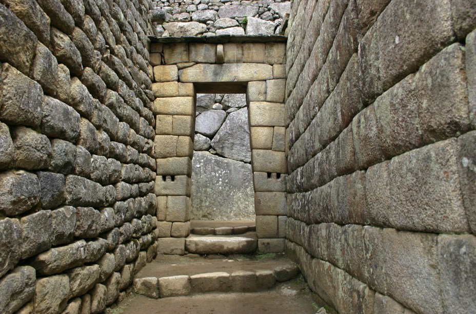 <strong>2. Setor nobre</strong>    Esta porta dá acesso ao setor nobre da cidade, onde se encontram as residências dos governantes. Ali está o chamado Palácio do Inca, ou Casa Real, um amplo espaço residencial que servia de refúgio para o soberano. Nota-se nesse setor a precisão e o cuidado com que paredes e muros foram lavrados. Originalmente, as construções eram cobertas com telhados de palha