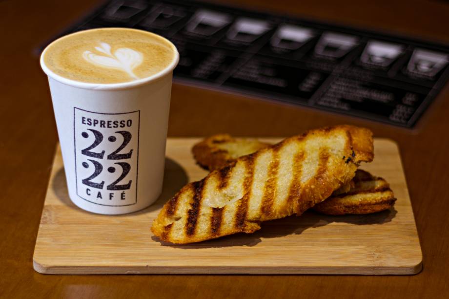 <strong>Espresso 2222:</strong> 1 Cold Brew + 1 Brownie de Amêndoas (R$ 12,00) ou 1 Cappuccino + 1 Pão Italiano com Manteiga Aromatizada (R$ 8,00) <strong>Espresso 2222:</strong> 1 Cold Brew + 1 Brownie de Amêndoas (R$ 12,00) ou 1 Cappuccino + 1 Pão Italiano com Manteiga Aromatizada (R$ 8,00)