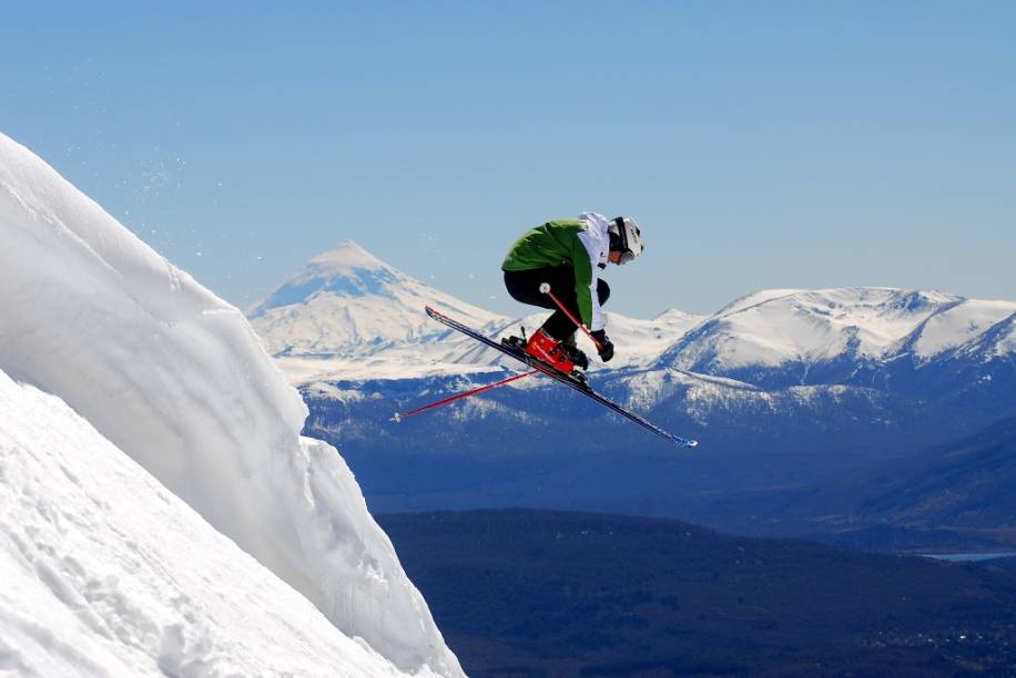 <strong>Chapelco, San Martin de los Andes, Argentina</strong>    <a href="https://viajeaqui.abril.com.br/cidades/ar-chapelco" rel="Chapelco" target="_blank">Chapelco</a>, resort em San Martin de Los Andes – cidade próxima a Bariloche –, é ideal para famílias e possui ótimas condições de neve powder para snowboarders. O passeio de trenó puxado por cães é uma das atrações exclusivas. Sua base será a cidadezinha junto ao Lago Lácar, onde estarão os principais hotéis e restaurantes, alguns surpreendentes. Na foto, um fora de pista tendo o vulcão Lanín, na fronteira com o Chile, ao fundo