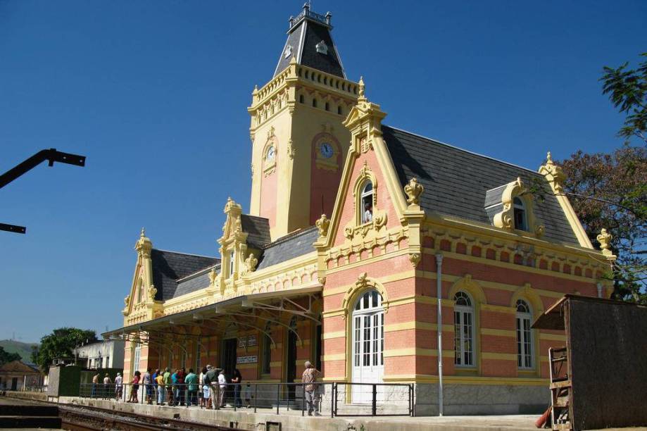 Na foto, a estação ferroviária de Guaratinguetá. O turismo ecológico também é forte graças à mata que fica entre as serras do Mar e da Mantiqueira. São trilhas, cachoeiras, nascentes, picos e montanhas podem ser passeios tranquilos ou com prática de esportes radicais como rapel, asa delta, paraglider, jipe e mountain bike.