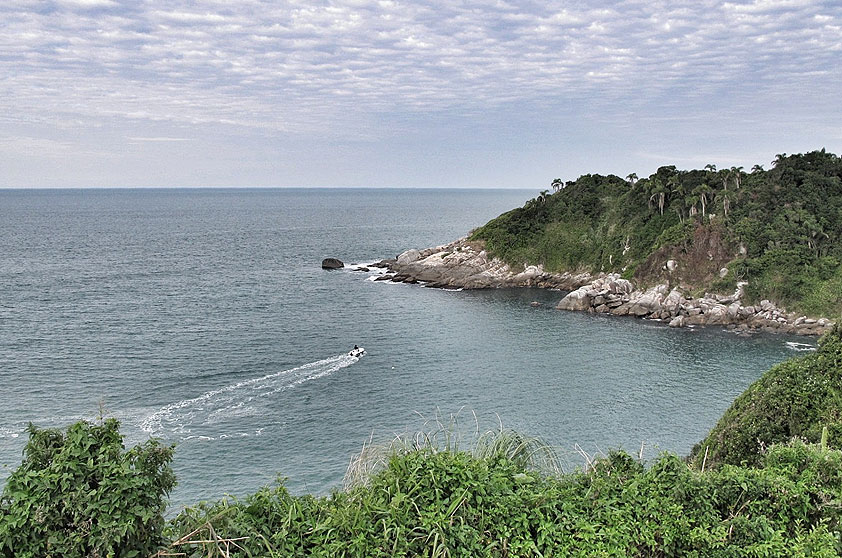 <strong>10. Praia Estaleiro, Porto Belo</strong> Cercada por dois costões, tem água verdinha, perfeita para um mergulho. A pequena faixa de areia, de apenas 150 metros, é muito disputada por famílias nos fins de semana. <a href="https://www.booking.com/searchresults.pt-br.html?aid=332455&lang=pt-br&sid=eedbe6de09e709d664615ac6f1b39a5d&sb=1&src=index&src_elem=sb&error_url=https%3A%2F%2Fwww.booking.com%2Findex.pt-br.html%3Faid%3D332455%3Bsid%3Deedbe6de09e709d664615ac6f1b39a5d%3Bsb_price_type%3Dtotal%26%3B&ss=Praia+do+Estaleiro%2C+Porto+Belo%2C+Santa+Catarina%2C+Brasil&checkin_monthday=&checkin_month=&checkin_year=&checkout_monthday=&checkout_month=&checkout_year=&no_rooms=1&group_adults=2&group_children=0&from_sf=1&ss_raw=Praia+Estaleiro&ac_position=1&ac_langcode=xb&dest_id=256856&dest_type=landmark&search_pageview_id=d1c76f3ad2d90494&search_selected=true&search_pageview_id=d1c76f3ad2d90494&ac_suggestion_list_length=5&ac_suggestion_theme_list_length=0&map=1#map_opened" target="_blank" rel="noopener"><em>Busque hospedagens na Praia Estaleiro no Booking.com</em></a>