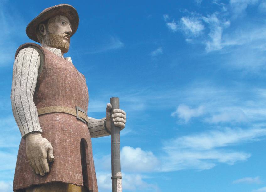 <strong>1. Estátua de Borba Gato, <a href="https://viajeaqui.abril.com.br/cidades/br-sp-sao-paulo" rel="São Paulo" target="_self">São Paulo</a></strong>    A obra do escultor Júlio Guerra já gerou muita polêmica, inclusive entre os próprios moradores do bairro de Santo Amaro, na capital paulista. Não bastasse o bafafá em torno da figura dos bandeirantes - exploradores que massacraram e conquistaram territórios indígenas a custo de muito sangue - representada ali, o monumento ainda é tido como uma obra de extremo mau gosto por muitos. Com 12,5 metros de altura, a estátua é composta por mosaicos de basalto e mármore. O artista, um verdadeiro Romero Britto dos anos 1960, por outro lado, pouco se importava com a má fama <strong>1. Estátua de Borba Gato, <a href="https://viajeaqui.abril.com.br/cidades/br-sp-sao-paulo" rel="São Paulo" target="_self">São Paulo</a></strong>    A obra do escultor Júlio Guerra já gerou muita polêmica, inclusive entre os próprios moradores do bairro de Santo Amaro, na capital paulista. Não bastasse o bafafá em torno da figura dos bandeirantes - exploradores que massacraram e conquistaram territórios indígenas a custo de muito sangue - representada ali, o monumento ainda é tido como uma obra de extremo mau gosto por muitos. Com 12,5 metros de altura, a estátua é composta por mosaicos de basalto e mármore. O artista, um verdadeiro Romero Britto dos anos 1960, por outro lado, pouco se importava com a má fama