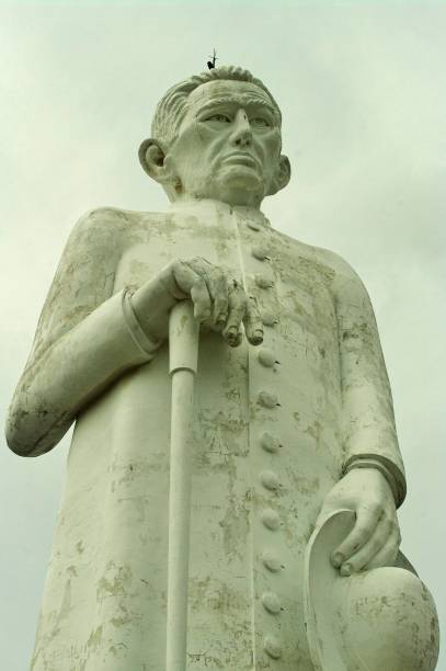 <strong>3. Estátua de Padre Cícero, <a href="https://viajeaqui.abril.com.br/cidades/br-ce-juazeiro-do-norte" rel="Juazeiro do Norte" target="_self">Juazeiro do Norte</a>, <a href="https://viajeaqui.abril.com.br/estados/br-ceara" rel="Ceará" target="_self">Ceará</a></strong>Padre Cícero ficou popularmente conhecido como Padim Ciço no Nordeste, sendo considerado uma das personalidades religiosas mais populares e queridas da região, sobretudo por causa dos seus trabalhos sociais entre os cearenses. A estátua do padre, no entanto, não faz jus ao carisma que o tornou tão bem quisto pela população nordestina, mais parecendo uma carranca do que a imagem de uma pessoa generosa, tida como santo por muitos. Isso, é claro, não parece fazer nenhuma diferença entre os devotos, que visitam aos montes e espremem-se para tirar fotos do monumento