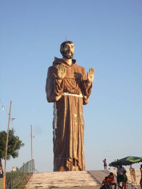 <strong>6. Estátua de São Francisco das Chagas, Canindé, <a href="https://viajeaqui.abril.com.br/estados/br-ceara" rel="Ceará" target="_self">Ceará</a></strong>São Francisco das Chagas é o nome dado a São Francisco de Assis no Nordeste. A história conta que, no final de sua vida, São Francisco recebeu as Chagas de Cristo. A homenagem dada ao Santo dos Pobres pelo Mestre Bibi, em formato de um gigantesco monumento no Alto do Moinho, com mais de 30 metros de altura, atrai uma quantidade imensa de devotos à região. A imagem, no entanto, é bem intimidadora...