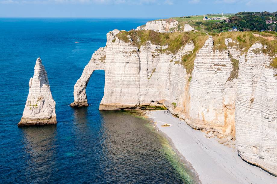 O vilarejo fica acima das famosas falésias que são mundialmente conhecidas pela obra de arte que a natureza tratou de construir. Não bastasse isso, a cidadezinha litorânea tem lindas capelas e castelos históricos