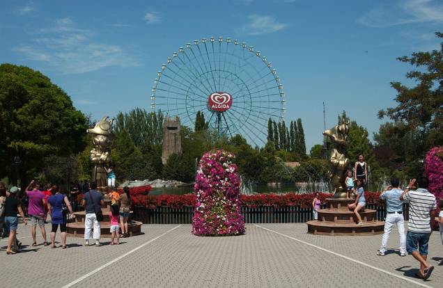 Depois da London Eye, esta é a maior roda-gigante da Europa. Localizada no parque de diversões Mirabilandia, o brinquedo tem 90 metros de altura e, lá do alto, descortina a região de Emilia-Romagna, com várias praias próximas. Tem cerca de 50 mil lâmpadas, o que faz dela uma das roda-gigantes mais iluminadas do mundo. Além da roda-gigante, o parque de 850 mil metros quadrados está cheio de atrações, jardins e lagos, um programa perfeito para curtir em família Depois da London Eye, esta é a maior roda-gigante da Europa. Localizada no parque de diversões Mirabilandia, o brinquedo tem 90 metros de altura e, lá do alto, descortina a região de Emilia-Romagna, com várias praias próximas. Tem cerca de 50 mil lâmpadas, o que faz dela uma das roda-gigantes mais iluminadas do mundo. Além da roda-gigante, o parque de 850 mil metros quadrados está cheio de atrações, jardins e lagos, um programa perfeito para curtir em família