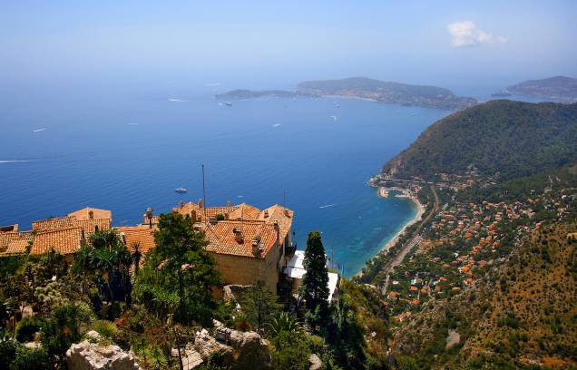 A magia mediterrânica de Côte d’Azur transcende em Eze. As casinhas de pedra se equilibram em um monte verde com uma vista estupidamente bonita do mar. Nas ruazinhas é fácil notar o passado medieval pelas construções e fortificações A magia mediterrânica de Côte d’Azur transcende em Eze. As casinhas de pedra se equilibram em um monte verde com uma vista estupidamente bonita do mar. Nas ruazinhas é fácil notar o passado medieval pelas construções e fortificações