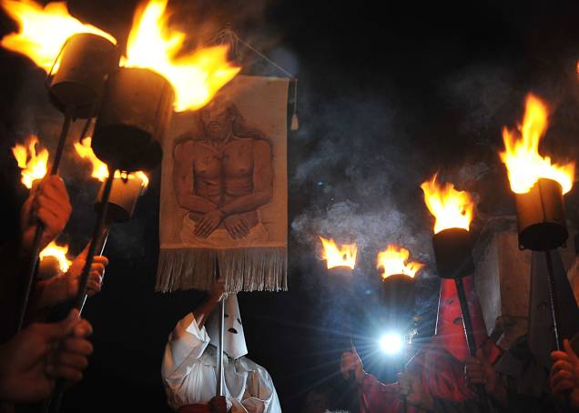 O farricoco vestido de branco carrega o estandarte com a figura de Jesus, simbolizando a sua captura, no Monte das Oliveiras - a parada final da procissão. Vale a pena ficar na cidade até o domingo de Páscoa: todo dia há procissões emocionantes, que percorrem o centro histórico de Goiás O farricoco vestido de branco carrega o estandarte com a figura de Jesus, simbolizando a sua captura, no Monte das Oliveiras - a parada final da procissão. Vale a pena ficar na cidade até o domingo de Páscoa: todo dia há procissões emocionantes, que percorrem o centro histórico de Goiás
