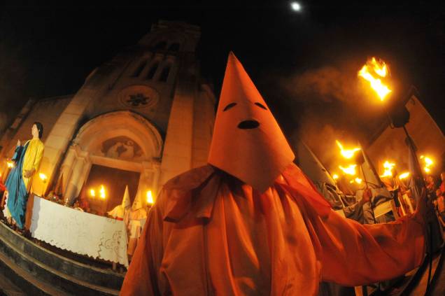 Os farricocos - moradores da cidade que se vestem com capuzes de seda coloridos - saem descalços, e às pressas, pelas ruas da cidade histórica, encenando a busca dos soldados romanos por Jesus Os farricocos - moradores da cidade que se vestem com capuzes de seda coloridos - saem descalços, e às pressas, pelas ruas da cidade histórica, encenando a busca dos soldados romanos por Jesus