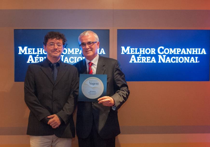 Tarcisio Gargioni, vice-presidente de marketing comercial e cargas da Avianca, recebeu das mãos do editor Fernando Souza a placa de Melhor Companhia Aérea Nacional 