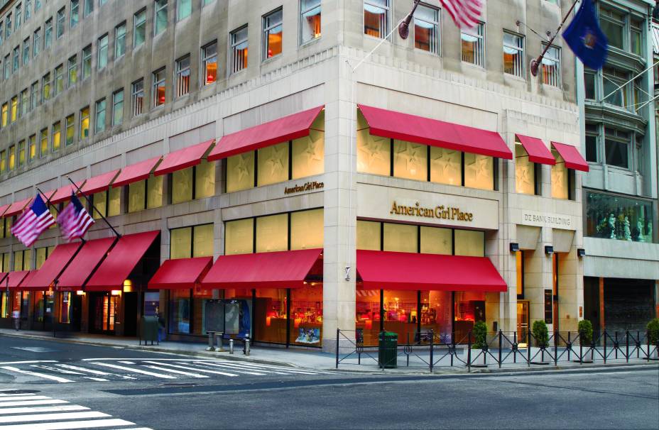 <strong>American Girl Place</strong> <em>(609, Fifth Avenue)</em>    Não só de crianças é feito o público da loja especializada em bonecas. Os clientes podem montar a boneca com as características que quiserem e ainda escolher roupas e acessórios. O salão de cabelos específico para bonecas é um dos grandes atrativos locais