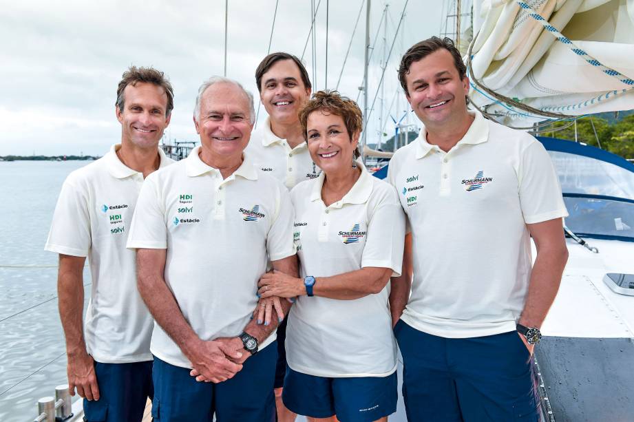 <strong>Família Schürmann</strong> Hoje com os filhos Wilhelm, David e Pierre crescidos, o casal Heloísa e Vilfredo está na terceira expedição. A bordo do veleiro Kat (nome da filha caçula, morta em 2006), a família aportou na Antártica e segue para a China. Com a rota, querem provar que os chineses foram os precursores das grandes navegações <strong>Família Schürmann</strong> Hoje com os filhos Wilhelm, David e Pierre crescidos, o casal Heloísa e Vilfredo está na terceira expedição. A bordo do veleiro Kat (nome da filha caçula, morta em 2006), a família aportou na Antártica e segue para a China. Com a rota, querem provar que os chineses foram os precursores das grandes navegações