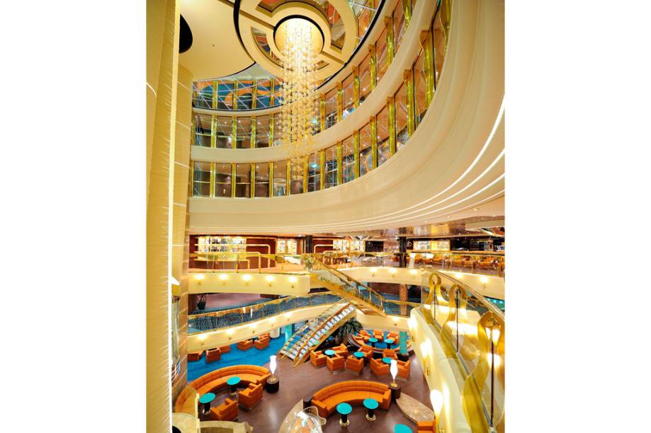 Átrio segue o estilo italiano de decoração do MSC Fantasia