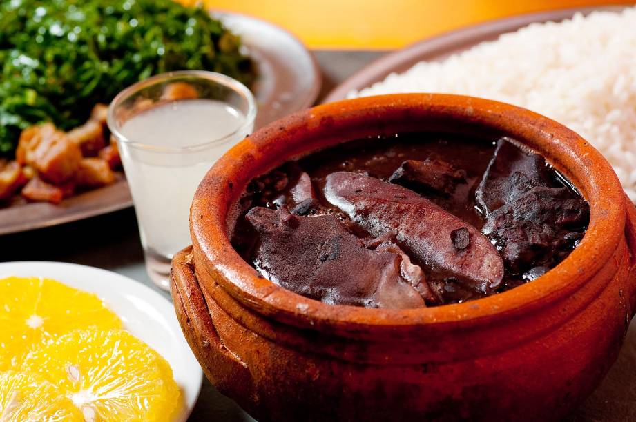 <strong>Feijoada</strong> Presente em cardápios de todo o país e famosa até no exterior, ela faz jus ao título de prato nacional. Embora existam muitas versões da receita, prevalece a servida na cidade do <a href="https://viajeaqui.abril.com.br/cidades/br-rj-rio-de-janeiro" target="_blank" rel="noopener">Rio de Janeiro</a>, onde surgiu o primeiro registro do termo "feijoada". Na panela, acrescido de carne-seca, paio, linguiça, lombo, costela, pé, orelha e rabo de porco, o feijão-preto rende um saboroso e consistente caldo, servido com arroz, laranja, torresmo e couve (em diversos lugares, também com linguiça frita e banana à milanesa). Antes de ir para o fogão, as carnes precisam ser dessalgadas, processo que deve começar pelo menos um dia antes do cozimento. <strong>Quem prepara:</strong> <a href="https://www.academiadacachaca.com.br/" target="_blank" rel="noopener">Academia da Cachaça</a>, <a href="https://www.facebook.com/aconchego.carioca/" target="_blank" rel="noopener">Aconchego Carioca</a>, <a href="https://www.facebook.com/BardoDavidOficial/" target="_blank" rel="noopener">Bar do David</a>, <a href="https://bardomineiro.net/" target="_blank" rel="noopener">Bar do Mineiro</a>, no <a href="https://viajeaqui.abril.com.br/cidades/br-rj-rio-de-janeiro" target="_blank" rel="noopener">Rio de Janeiro (RJ)</a>