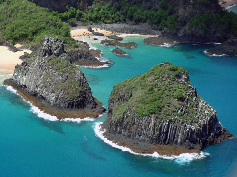 O arquipélago de <a href="https://preprod.viagemeturismo.abril.com.br/cidades/fernando-de-noronha-7/">Fernando de Noronha</a> possui praias de deixar qualquer um embasbacado. Entre elas, as famosas e obrigatórias Baía do Sancho, Baía dos Porcos (foto) e Praia do Leão