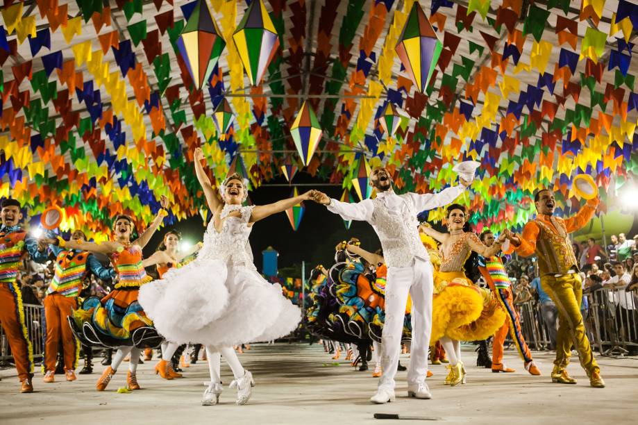 A festa junina de Caruaru disputa o título de maior São João do mundo com Campina Grande. Algumas quadrilhas chegam a ter até 4 mil componentes 