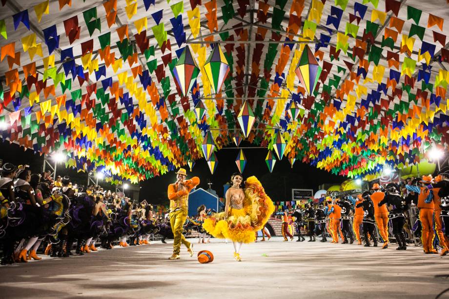 Com comida típica, quadrilhas e bandas de pífano, a Festa de São João de Caruaru é uma das maiores do país