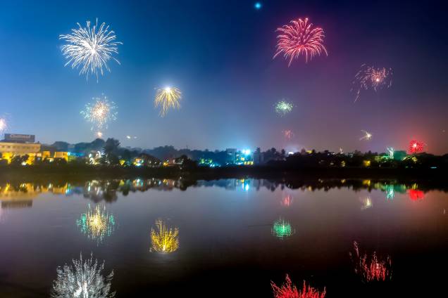 <strong>Divali – Festival das Luzes – <a href="https://viajeaqui.abril.com.br/paises/india" rel=" Índia" target="_blank">Índia</a></strong> Este festival hindu antiquíssimo é celebrado por cinco dias durante o outono (enquanto aqui, no Hemisfério Sul, é primavera) e é um dos festivais mais importantes do hinduísmo. Cada dia tem um ritual específico, mas o dia principal, o terceiro, coincide com a lua nova mais escura do mês Kartika, do calendário lunisolar hindu, que cai entre outubro e novembro do nosso calendário. O Divali também é celebrado pelos sikhs, jains e algumas correntes do budismo. Fogos de artifício são tradição na noite do terceiro dia, logo após as orações familiares, tipicamente dedicadas à deusa Lakshimi, da fertilidade e prosperidade <strong>Divali – Festival das Luzes – <a href="https://viajeaqui.abril.com.br/paises/india" rel=" Índia" target="_blank">Índia</a></strong> Este festival hindu antiquíssimo é celebrado por cinco dias durante o outono (enquanto aqui, no Hemisfério Sul, é primavera) e é um dos festivais mais importantes do hinduísmo. Cada dia tem um ritual específico, mas o dia principal, o terceiro, coincide com a lua nova mais escura do mês Kartika, do calendário lunisolar hindu, que cai entre outubro e novembro do nosso calendário. O Divali também é celebrado pelos sikhs, jains e algumas correntes do budismo. Fogos de artifício são tradição na noite do terceiro dia, logo após as orações familiares, tipicamente dedicadas à deusa Lakshimi, da fertilidade e prosperidade