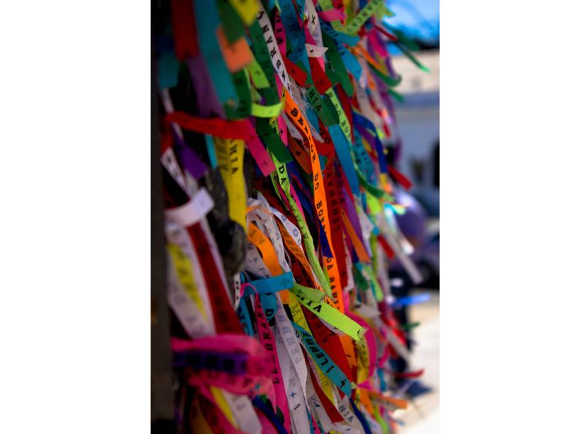 Além de representarem a religiosidade do povo baiano, as fitinhas do Senhor do Bonfim são quase um elemento fashion do local: todos os turistas carregam para tudo que é lado, deixando seus braços e a cidade coloridos, amarrando-as em todos os cantos