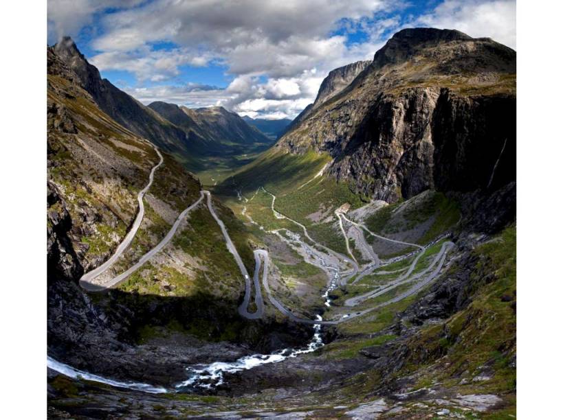 <strong>Trollstigen, <a href="https://viajeaqui.abril.com.br/paises/noruega" rel="Noruega" target="_blank">Noruega</a></strong>Em pouco mais de cinco quilômetros o Caminho do Troll (ser da mitologia escandinava) é um impressionante zigue-zague entre o fundo do vale e o alto da montanha. Com uma inclinação de 9% (9 metros verticais a cada cem metros horizontais), a estrada é parte da Rodovia 63, que une Valldal a Åndalsnes