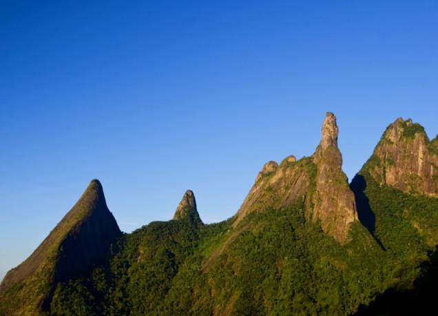 <strong>19. Parque Nacional da Serra dos Órgãos</strong>Teresópolis abriga a sede mais estruturada do parque (Petrópolis e Guapimirim são as outras entradas), que tem como símbolo o <strong>Pico Dedo de Deus </strong><em>(foto)</em>, a 1692 metros de altitude. O ideal é contratar um <a href="https://icmbio.gov.br" rel="guia credenciado" target="_blank">guia credenciado</a> para caminhadas mais pesadas, caso do trajeto de 11 quilômetros até a Pedra do Sino. Avenida Rotariana, s/n°, Alto, 21/2152-1100. <strong>19. Parque Nacional da Serra dos Órgãos</strong>Teresópolis abriga a sede mais estruturada do parque (Petrópolis e Guapimirim são as outras entradas), que tem como símbolo o <strong>Pico Dedo de Deus </strong><em>(foto)</em>, a 1692 metros de altitude. O ideal é contratar um <a href="https://icmbio.gov.br" rel="guia credenciado" target="_blank">guia credenciado</a> para caminhadas mais pesadas, caso do trajeto de 11 quilômetros até a Pedra do Sino. Avenida Rotariana, s/n°, Alto, 21/2152-1100.