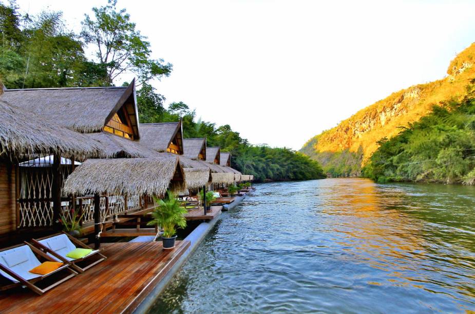 <strong><a href="https://www.booking.com/hotel/th/the-floathouse-river-kwai.pt-br.html?aid=332455&label=viagemabril-hoteisflutuantes" rel="Float House River Kwai" target="_blank">Float House River Kwai</a> – Kanchanaburi (Tailândia)</strong>Levantado ao pé de uma floresta tropical, o hotel propicia aos hóspedes experiências inesquecíveis de contato com a natureza e os animais, como passeio com elefantes ou canoagem rio abaixo.