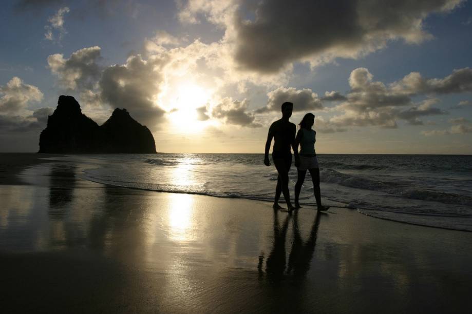 Pôr do sol na Baía dos Porcos, de apenas 100 metros de extensão. Suas piscinas naturais ficam diante do famoso<strong> Morro Dois Irmãos</strong>