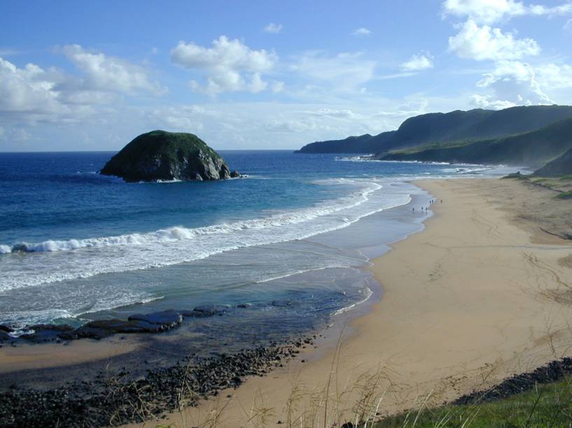 A Praia do Leão, uma das mais desertas de Noronha, e Ilha do Morro do Leão