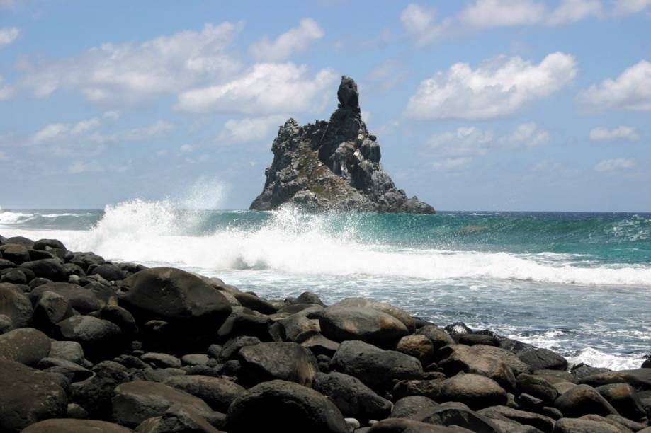 <strong>Parque Nacional Marinho de Fernando de Noronha (PE) </strong>O Parque Nacional Marinho de <a href="https://viajeaqui.abril.com.br/cidades/br-pe-fernando-de-noronha">Fernando de Noronha</a> cobre 70% arquipélago e inclui umas das praias mais bonitas do Brasil como a do Leão e da Atalaia, além das <a href="https://viajeaqui.abril.com.br/estabelecimentos/br-pe-fernando-de-noronha-atracao-praia-da-baia-dos-porcos">baías dos Porcos</a>, <a href="https://viajeaqui.abril.com.br/estabelecimentos/br-pe-fernando-de-noronha-atracao-praia-da-baia-do-sancho">do Sancho</a> e <a href="https://viajeaqui.abril.com.br/estabelecimentos/br-pe-fernando-de-noronha-atracao-baia-dos-golfinhos">dos Golfinhos</a>. Há uma restrição de entrada de apenas 450 visitantes por dia neste paraíso das águas cristalinas, ótimas para mergulho. Além disso, é preciso pagar uma taxa de preservação por dia. Além de nadar ao lado de peixes, moreias, tartarugas e outras espécies marinhas, o visitante pode fazer caminhadas pelas trilhas e passeios de barco – que geralmente permitem avistar golfinhos