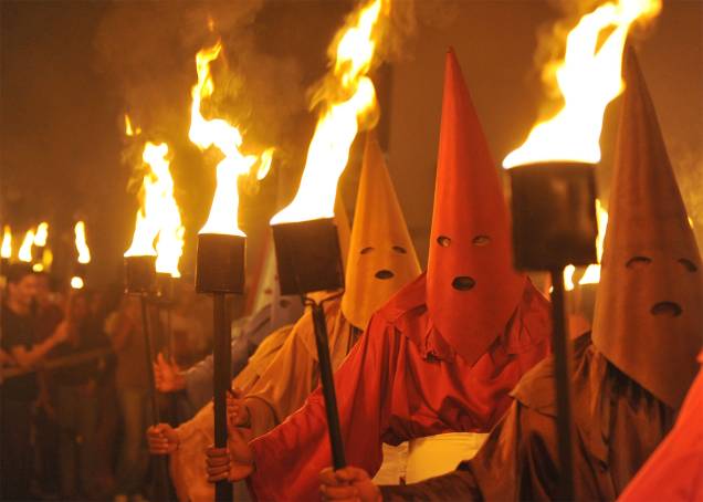 Os farricocos tomam as ruas de <a href="https://preprod.viagemeturismo.abril.com.br/cidades/goias/" target="_blank">Goiás</a> portando tochas que iluminam a cidade histórica e encenam a perseguição a Jesus Cristo Os farricocos tomam as ruas de <a href="https://preprod.viagemeturismo.abril.com.br/cidades/goias/" target="_blank">Goiás</a> portando tochas que iluminam a cidade histórica e encenam a perseguição a Jesus Cristo