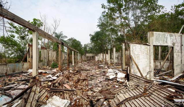 <strong>Fordlândia, <a href="https://viajeaqui.abril.com.br/estados/br-para" rel="Pará" target="_blank">Pará</a></strong> O objetivo da construção da cidade até que foi nobre: na década de 1920, Henry Ford viu no <a href="https://viajeaqui.abril.com.br/paises/brasil" rel="Brasil" target="_blank">Brasil</a> um grande potencial de investimento e tentou erguer uma cidade com o propósito de servir aos interesses de sua empresa. A ideia era tranformar a região amazônica em uma segunda Detroit, cidade americana onde o automobilismo é a indústria principal. O problema é que a propriedade adquirida pelo empresário, comprada de um cafeicultor e localizada às margens do Rio Tapajós, ficava localizada em uma região muito montanhosa e que dificultava o cultivo de seringueira, árvore de onde é extraída a materia-prima da borracha. Somando isso à insatisfação dos trabalhadores, o projeto falhou e foi abandonado. Até hoje, ao passear pela região, o turista pode se deparar com muitas de suas instalações destruídas e consumidas pelo tempo <strong>Fordlândia, <a href="https://viajeaqui.abril.com.br/estados/br-para" rel="Pará" target="_blank">Pará</a></strong> O objetivo da construção da cidade até que foi nobre: na década de 1920, Henry Ford viu no <a href="https://viajeaqui.abril.com.br/paises/brasil" rel="Brasil" target="_blank">Brasil</a> um grande potencial de investimento e tentou erguer uma cidade com o propósito de servir aos interesses de sua empresa. A ideia era tranformar a região amazônica em uma segunda Detroit, cidade americana onde o automobilismo é a indústria principal. O problema é que a propriedade adquirida pelo empresário, comprada de um cafeicultor e localizada às margens do Rio Tapajós, ficava localizada em uma região muito montanhosa e que dificultava o cultivo de seringueira, árvore de onde é extraída a materia-prima da borracha. Somando isso à insatisfação dos trabalhadores, o projeto falhou e foi abandonado. Até hoje, ao passear pela região, o turista pode se deparar com muitas de suas instalações destruídas e consumidas pelo tempo