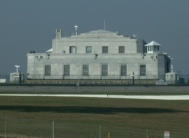 <strong>Fort Knox, Kentucky, <a href="https://viajeaqui.abril.com.br/paises/estados-unidos" rel="Estados Unidos" target="_blank">Estados Unidos</a></strong>        Se há um lugar protegido no mundo, este é o lendário Forte Knox, no estado americano de Kentucky. Dentro desta antiga fortificação construída durante a Guerra Civil Americana está boa parte das reservas de ouro do país. Tal é seu nível de segurança que já foi utilizado para guardar a Magna Carta britânica, os originais da Declaração de Independência e Constituição dos <a href="https://viajeaqui.abril.com.br/paises/estados-unidos">Estados Unidos</a>, exemplares da Bíblia de Gutenberg e as joias da coroa da <a href="https://viajeaqui.abril.com.br/paises/hungria" rel="Hungria" target="_blank">Hungria</a>, resguardadas dos ocupantes soviéticos. O forte é área militarizada e não são permitidas visitas