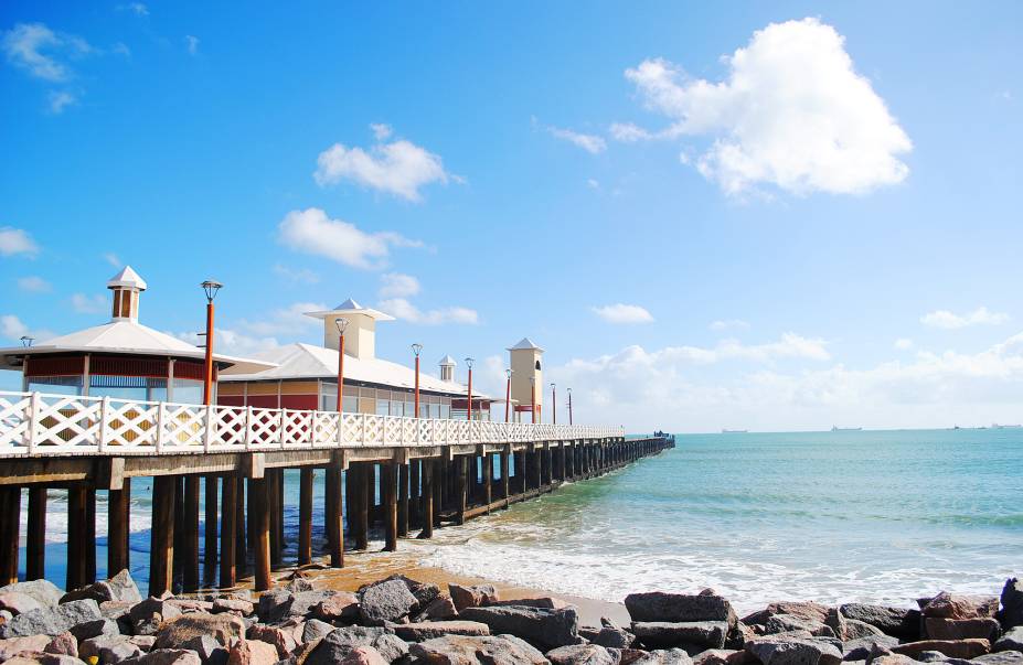 <strong><a href="https://viajeaqui.abril.com.br/cidades/br-ce-fortaleza" rel="FORTALEZA" target="_blank">FORTALEZA</a> COM <a href="https://viajeaqui.abril.com.br/cidades/br-ce-jericoacoara" rel="JERI" target="_blank">JERI</a> (<a href="https://viajeaqui.abril.com.br/estados/br-ceara" rel="CE" target="_blank">CE</a>)</strong> Com dias ensolarados, praias vazias e hotéis praticando diárias de 2016 antes dos reajustes para o próximo ano, os meses de outubro e novembro marcam a melhor época para curtir o Nordeste. Este pacote tem quatro noites em Fortaleza, no duas estrelas <a href="https://www.hoteldiogo.com.br/default-en.html" rel="Diogo" target="_blank">Diogo</a>, e três em Jericoacoara, no econômico <a href="https://hoteljeri.com.br/" rel="Jeri" target="_blank">Jeri</a>. A 300 km da capital cearense, o vilarejo é um refúgio de lagoas aprazíveis, ruas de areia, restaurantes charmosos e gringos em busca dos ventos de kite e windsurfe. <strong>QUANDO:</strong> Em 16 de outubro <strong>QUEM LEVA:</strong> <a href="https://abreutur.com.br/Default.aspx" rel="Abreu" target="_blank">Abreu</a> <strong>QUANTO:</strong> R$ 2 050 <strong><a href="https://viajeaqui.abril.com.br/cidades/br-ce-fortaleza" rel="FORTALEZA" target="_blank">FORTALEZA</a> COM <a href="https://viajeaqui.abril.com.br/cidades/br-ce-jericoacoara" rel="JERI" target="_blank">JERI</a> (<a href="https://viajeaqui.abril.com.br/estados/br-ceara" rel="CE" target="_blank">CE</a>)</strong> Com dias ensolarados, praias vazias e hotéis praticando diárias de 2016 antes dos reajustes para o próximo ano, os meses de outubro e novembro marcam a melhor época para curtir o Nordeste. Este pacote tem quatro noites em Fortaleza, no duas estrelas <a href="https://www.hoteldiogo.com.br/default-en.html" rel="Diogo" target="_blank">Diogo</a>, e três em Jericoacoara, no econômico <a href="https://hoteljeri.com.br/" rel="Jeri" target="_blank">Jeri</a>. A 300 km da capital cearense, o vilarejo é um refúgio de lagoas aprazíveis, ruas de areia, restaurantes charmosos e gringos em busca dos ventos de kite e windsurfe. <strong>QUANDO:</strong> Em 16 de outubro <strong>QUEM LEVA:</strong> <a href="https://abreutur.com.br/Default.aspx" rel="Abreu" target="_blank">Abreu</a> <strong>QUANTO:</strong> R$ 2 050