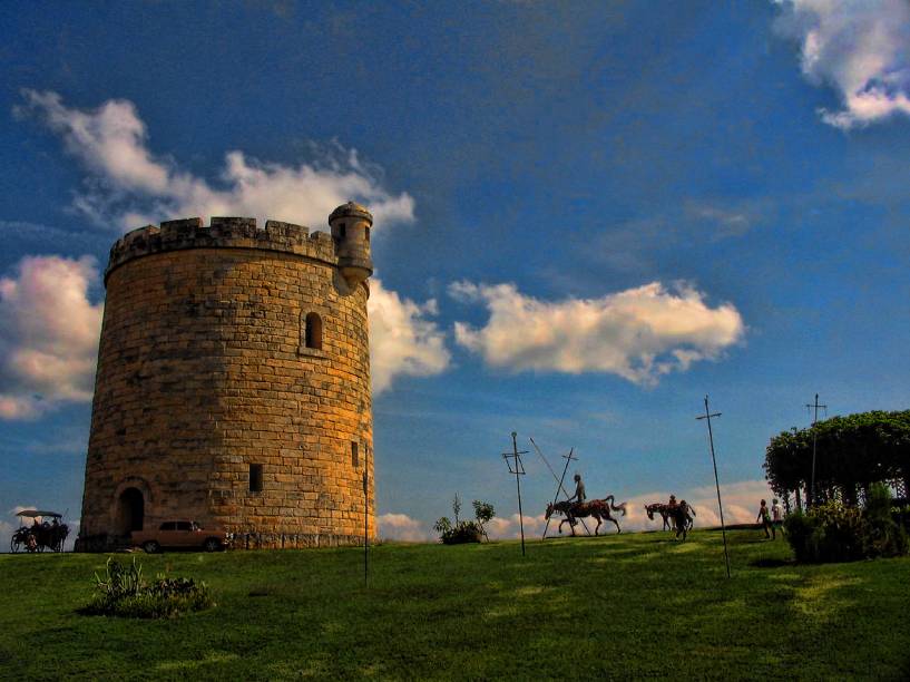 Torre "espanhola" junto ao restaurante Mesón de Quijote, em Varadero