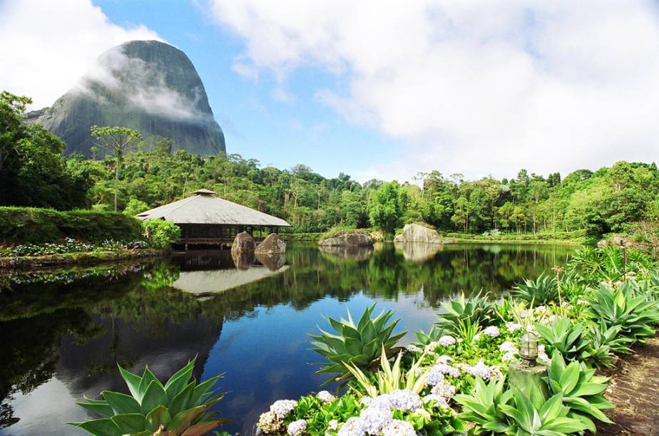 O Parque Estadual engloba parte do município de Domingos Martins e o trecho mais belo da serra capixaba. O relevo montanhoso é responsável pelas belezas e atrações locais. <a href="https://www.booking.com/searchresults.pt-br.html?aid=332455&sid=605c56653290b80351df808102ac423d&sb=1&src=searchresults&src_elem=sb&error_url=https%3A%2F%2Fwww.booking.com%2Fsearchresults.pt-br.html%3Faid%3D332455%3Bsid%3D605c56653290b80351df808102ac423d%3Bcity%3D-657494%3Bclass_interval%3D1%3Bdest_id%3D4241%3Bdest_type%3Dregion%3Bdtdisc%3D0%3Bfrom_sf%3D1%3Bgroup_adults%3D2%3Bgroup_children%3D0%3Binac%3D0%3Bindex_postcard%3D0%3Blabel_click%3Dundef%3Bno_rooms%3D1%3Boffset%3D0%3Bpostcard%3D0%3Braw_dest_type%3Dregion%3Broom1%3DA%252CA%3Bsb_price_type%3Dtotal%3Bsearch_selected%3D1%3Bsrc%3Dsearchresults%3Bsrc_elem%3Dsb%3Bss%3DPantanal%252C%2520Brasil%3Bss_all%3D0%3Bss_raw%3DPantanal%3Bssb%3Dempty%3Bsshis%3D0%3Bssne_untouched%3DNovo%2520Air%25C3%25A3o%26%3B&ss=Pedra+Azul%2C+Esp%C3%83%C2%ADrito+Santo%2C+Brasil&ssne=Pantanal&ssne_untouched=Pantanal&checkin_monthday=&checkin_month=&checkin_year=&checkout_monthday=&checkout_month=&checkout_year=&group_adults=2&group_children=0&no_rooms=1&from_sf=1&ss_raw=Pedra+Azul&ac_position=0&ac_langcode=xb&dest_id=900050231&dest_type=city&place_id_lat=-20.412001&place_id_lon=-41.047001&search_pageview_id=19377aa9e80c019b&search_selected=true&search_pageview_id=19377aa9e80c019b&ac_suggestion_list_length=5&ac_suggestion_theme_list_length=0" target="_blank" rel="noopener"><em>Busque hospedagens próximas à Pedra Azul</em></a>