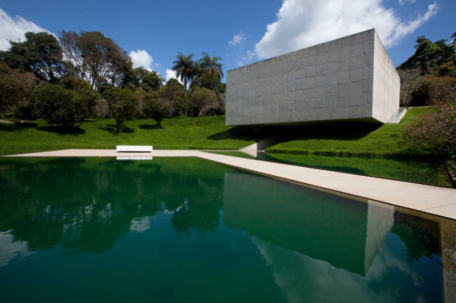O Instituto Inhotim, em Brumadinho (MG), reúne a maior coleção da arte contemporânea, distribuídas em galerias e obras a céu aberto O Instituto Inhotim, em Brumadinho (MG), reúne a maior coleção da arte contemporânea, distribuídas em galerias e obras a céu aberto