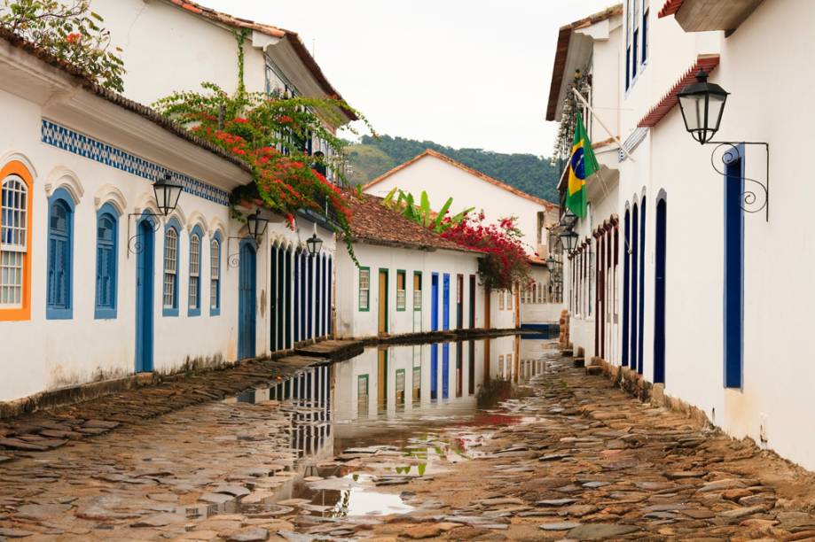 <strong><a href="https://viajeaqui.abril.com.br/estabelecimentos/br-rj-paraty-atracao-centro-historico" rel="Centro Histórico" target="_blank">Centro Histórico</a> de <a href="https://viajeaqui.abril.com.br/cidades/br-rj-paraty" rel="Paraty (RJ)" target="_blank">Paraty (RJ)</a></strong>                                                            A chuva impediu sua ida à praia? Em Paraty isso não é um problema. Um passeio pelo Centro Histórico da cidade revela curiosidades muito interessantes. Igrejas, ateliês e restaurantes aparecem a cada viela, e formam um colorido único e irresistível. Aproveite os charmosos cafés para sentar e curtir o clima de antigamente. Mas tome cuidado porque o calçamento de pedra fica escorregadio quando molhado.                                                            <strong>Quando:</strong> todos os dias, em qualquer horário.                                                            <strong>Quanto:</strong> gratuito.