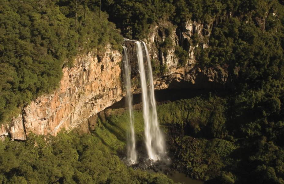 A <strong>Cascata do Caracol</strong> (131 metros), no <a href="https://viajeaqui.abril.com.br/estabelecimentos/br-rs-canela-atracao-parque-do-caracol" rel="Parque do Caracol">Parque do Caracol</a>, em <a href="https://viajeaqui.abril.com.br/cidades/br-rs-canela" rel="Canela" target="_blank">Canela</a>, é a mais famosa do <strong><a href="https://viajeaqui.abril.com.br/estados/br-rio-grande-do-sul" rel="Rio Grande do Sul" target="_blank">Rio Grande do Sul</a></strong>. O mirante e o elevador panorâmico são ótimos para tirar fotos, mas para ver a cachoeira de perto é preciso encarar uma escada com 750 degraus