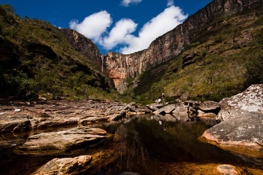 A <a href="https://viajeaqui.abril.com.br/estabelecimentos/br-mg-conceicao-do-mato-dentro-atracao-cachoeira-do-tabuleiro" rel="Cachoeira do Tabuleiro"><strong>Cachoeira do Tabuleiro</strong></a>, em Conceição do Mato Dentro, <strong><a href="https://viajeaqui.abril.com.br/estados/br-minas-gerais" rel="Minas Gerais" target="_blank">Minas Gerais</a></strong>, é uma das mais belas do Brasil. A água serpenteia por 273 metros até chegar a um poço como um spray. As trilhas que levam até ela são difíceis e é recomendável contratar um guia para fazer o passeio