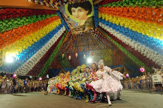 Chapéu de palha, bandeirinhas coloridas, quadrilhas, pé de moleque, pamonha e quentão. A <a href="https://viajeaqui.abril.com.br/especial/festas-juninas-2012" rel="festa junina" target="_self"><strong>festa junina</strong></a> brasileira teve uma origem europeia, mas se modificou ao longo do tempo até ficar com um jeito típico do Brasil. A coisa é tão séria por aqui que as cidades de <a href="https://viajeaqui.abril.com.br/materias/sao-joao-de-campina-grande-2012-homenagem-luiz-gonzaga-fotos" rel="Campina Grande" target="_self">Campina Grande</a> (foto), na <a href="https://viajeaqui.abril.com.br/estados/br-paraiba" rel="Paraíba" target="_self">Paraíba</a> e <a href="https://viajeaqui.abril.com.br/materias/caruaru-promete-o-maior-sao-joao-do-mundo-fotos" rel="Caruaru" target="_self">Caruaru</a>, em <a href="https://viajeaqui.abril.com.br/estados/br-paraiba" rel="Pernambuco" target="_self">Pernambuco</a>, competem pelo título de maior <strong>São João</strong> do mundo Chapéu de palha, bandeirinhas coloridas, quadrilhas, pé de moleque, pamonha e quentão. A <a href="https://viajeaqui.abril.com.br/especial/festas-juninas-2012" rel="festa junina" target="_self"><strong>festa junina</strong></a> brasileira teve uma origem europeia, mas se modificou ao longo do tempo até ficar com um jeito típico do Brasil. A coisa é tão séria por aqui que as cidades de <a href="https://viajeaqui.abril.com.br/materias/sao-joao-de-campina-grande-2012-homenagem-luiz-gonzaga-fotos" rel="Campina Grande" target="_self">Campina Grande</a> (foto), na <a href="https://viajeaqui.abril.com.br/estados/br-paraiba" rel="Paraíba" target="_self">Paraíba</a> e <a href="https://viajeaqui.abril.com.br/materias/caruaru-promete-o-maior-sao-joao-do-mundo-fotos" rel="Caruaru" target="_self">Caruaru</a>, em <a href="https://viajeaqui.abril.com.br/estados/br-paraiba" rel="Pernambuco" target="_self">Pernambuco</a>, competem pelo título de maior <strong>São João</strong> do mundo