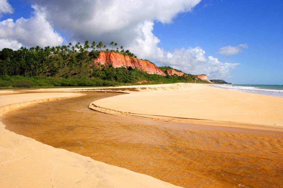 A Praia de Taípe segue quase deserta nos trechos afastados das barracas