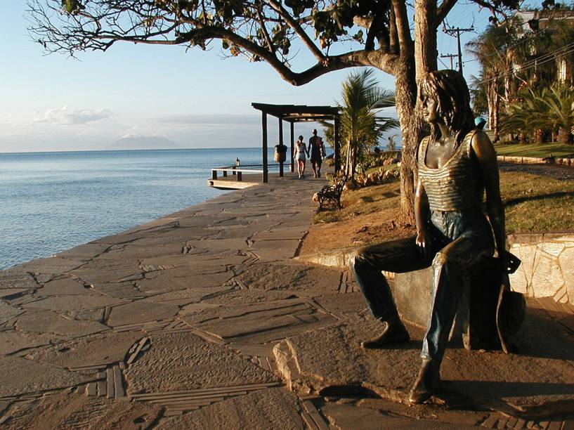 Estátua de Brigitte Bardot, na Orla Bardot, região dos Lagos, em <a href="https://viajeaqui.abril.com.br/cidades/br-rj-buzios" rel="Búzios (RJ)" target="_blank">Búzios (RJ)</a>. A atriz francesa foi responsável por popularizar Búzios no exterior depois de passar quatro meses no local, em 1964