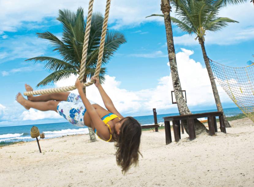 <strong>Transamérica Ilha de Comandatuba, em Ilha de Comandatuba (BA)</strong>A portentosa área de lazer, que inclui grandes piscinas, campo de golfe, o novo centro esportivo (com dez quadras de tênis), além de atividades náuticas, como caiaque (grátis) e jet ski (pago à parte). <a href="https://www.booking.com/hotel/br/transamerica-de-hoteis-nordeste-ltda.pt-br.html?aid=332455;label=viagemabril-hoteisfamilia;sid=605c56653290b80351df808102ac423d;dest_id=-637881;dest_type=city;dist=0;group_adults=2;hapos=1;hpos=1;room1=A%2CA;sb_price_type=total;srepoch=1533590540;srfid=f0aa2966b4f884bb2f9c827d753e13abe9b486e7X1;srpvid=adca964698d00098;type=total;ucfs=1&#hotelTmpl" target="_blank" rel="noopener"><em>Reserve sua estadia no Transamérica Ilha de Comandatuba</em></a>