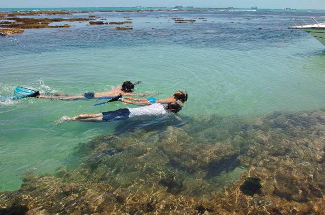 <strong>Maceió – 4 noites – R$ 1 180</strong><br /> <br /> O pacote de quatro noites no hotel <a href="https://viajeaqui.abril.com.br/estabelecimentos/br-al-maceio-hospedagem-praia-bonita" rel="Praia Bonita">Praia Bonita</a>, em <a href="https://viajeaqui.abril.com.br/cidades/br-al-maceio" rel="Maceió">Maceió</a>, inclui café da manhã, traslados e passagem aérea. As saídas ocorrem de <a href="https://viajeaqui.abril.com.br/cidades/br-pr-curitiba" rel="Curitiba">Curitiba</a>.<br /> <br /> <strong>Quando: </strong>de 9 a 18 de março. Saídas de Curitiba<br /> <strong>Pagamento:</strong> entrada de 20% e saldo em 9 vezes no cartão de crédito<br /> <strong>Quem leva:</strong> a <strong>BWT</strong> (41/3888-3499, <a href="https://www.bwtoperadora.com.br" rel="www.bwtoperadora.com.br" target="_blank">www.bwtoperadora.com.br</a>) <strong>Maceió – 4 noites – R$ 1 180</strong><br /> <br /> O pacote de quatro noites no hotel <a href="https://viajeaqui.abril.com.br/estabelecimentos/br-al-maceio-hospedagem-praia-bonita" rel="Praia Bonita">Praia Bonita</a>, em <a href="https://viajeaqui.abril.com.br/cidades/br-al-maceio" rel="Maceió">Maceió</a>, inclui café da manhã, traslados e passagem aérea. As saídas ocorrem de <a href="https://viajeaqui.abril.com.br/cidades/br-pr-curitiba" rel="Curitiba">Curitiba</a>.<br /> <br /> <strong>Quando: </strong>de 9 a 18 de março. Saídas de Curitiba<br /> <strong>Pagamento:</strong> entrada de 20% e saldo em 9 vezes no cartão de crédito<br /> <strong>Quem leva:</strong> a <strong>BWT</strong> (41/3888-3499, <a href="https://www.bwtoperadora.com.br" rel="www.bwtoperadora.com.br" target="_blank">www.bwtoperadora.com.br</a>)