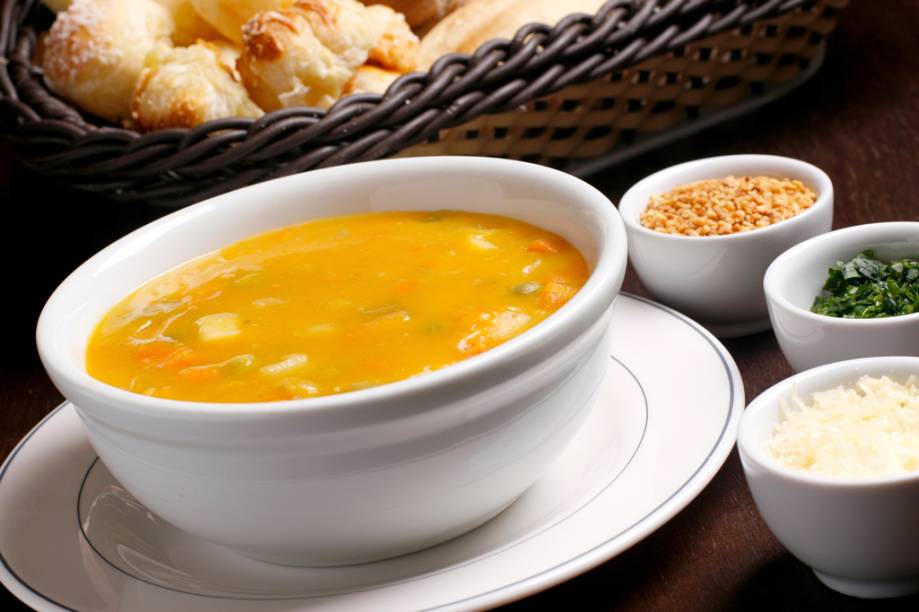 <a href="https://viajeaqui.abril.com.br/estabelecimentos/br-sp-sao-paulo-restaurante-maria-louca" rel="MARIA LOUCA" target="_self"><strong>MARIA LOUCA</strong></a> A superpadaria, localizada no Ipiranga, dispõe de quatro tipos de sopas no cardápio, sendo que a canja é o único sabor fixo. O buufet de sopas é servido junto com buffet completo, onde é oferecido - além das sopas e dos pães - saladas, pizzas, festival de massas frescas preparadas na hora e sobremesa. <strong>Acompanhamentos:</strong> são oferecidos quatro tipos de pães: mini francês, baguete, torrada e pão com gergelim. <strong>Bebidas:</strong> não incluso. <strong>Sobremesas:</strong> há uma opção de caldo doce, que pode ser ou Arroz Doce ou Canjica. <strong>Onde:</strong> Rua dos Patriotas, 874 - Ipiranga <strong>Horário de funcionamento do buffet:</strong> de segunda a quinta-feira, das 18h à 0h. Sexta a domingo, das 18h30 à 0h <strong>Quanto: </strong>R$ 22,90 por pessoa (somente as sopas e pães) R$ 28,90 por pessoa (buffet completo de segunda-feira a sexta-feira) R$ 32,90 por pessoa (buffet completo aos sábados, domingos e feriados) <strong>Mais informações: </strong>(11) 2219-7070 - <a href="https://www.marialoucacasadepaes.com.br" rel="www.marialoucacasadepaes.com.br" target="_blank">www.marialoucacasadepaes.com.br</a> <a href="https://viajeaqui.abril.com.br/estabelecimentos/br-sp-sao-paulo-restaurante-maria-louca" rel="MARIA LOUCA" target="_self"><strong>MARIA LOUCA</strong></a> A superpadaria, localizada no Ipiranga, dispõe de quatro tipos de sopas no cardápio, sendo que a canja é o único sabor fixo. O buufet de sopas é servido junto com buffet completo, onde é oferecido - além das sopas e dos pães - saladas, pizzas, festival de massas frescas preparadas na hora e sobremesa. <strong>Acompanhamentos:</strong> são oferecidos quatro tipos de pães: mini francês, baguete, torrada e pão com gergelim. <strong>Bebidas:</strong> não incluso. <strong>Sobremesas:</strong> há uma opção de caldo doce, que pode ser ou Arroz Doce ou Canjica. <strong>Onde:</strong> Rua dos Patriotas, 874 - Ipiranga <strong>Horário de funcionamento do buffet:</strong> de segunda a quinta-feira, das 18h à 0h. Sexta a domingo, das 18h30 à 0h <strong>Quanto: </strong>R$ 22,90 por pessoa (somente as sopas e pães) R$ 28,90 por pessoa (buffet completo de segunda-feira a sexta-feira) R$ 32,90 por pessoa (buffet completo aos sábados, domingos e feriados) <strong>Mais informações: </strong>(11) 2219-7070 - <a href="https://www.marialoucacasadepaes.com.br" rel="www.marialoucacasadepaes.com.br" target="_blank">www.marialoucacasadepaes.com.br</a>